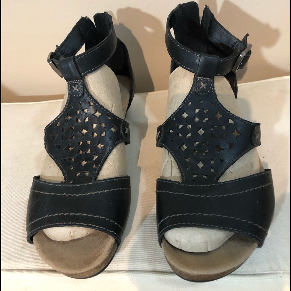 NWOT  EARTH ORIGINS 
"HERMIA"  BLACK SANDALS  8.5